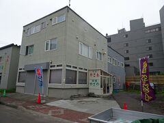 夕方５時，天気も良くないし，本日のお宿にチェックイン
フェリーターミナルから２分という便利さ

礼文島には，大型の観光ホテルもありますが，団体ツアー客と一緒になりたくなかったので，テキトーに民宿を選びました