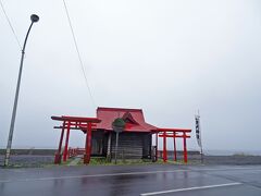 朝食後，予約してあったレンタカー屋さんへ寄って島内めぐりに出発～

まずは，北の端のスコトン岬を目指します
途中，香深井集落の手前の道路沿いに鎮座する『見内神社』に御参拝
写真で見て“一目惚れ”した神社で，海っぺりにあって，道路側が本殿の裏で，正面は向こう（海の方）なので，御参拝するには，本殿をぐるっと回っていきます
晴れていて海が見えれば，立地の素晴らしさがわかるのにぃ…