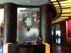 ここが「マカヒキ」です

https://www.disneyaulani.com/jp/dining/table-service/makahiki-buffet/

予約している旨を伝えると、まずはミッキーとの撮影列に並ぶよう促されました。