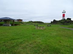 礼文島からのフェリーが着いた沓形の岬公園

ここで大阪から来たという中年家族（娘は２０代）に出会いました
おかんが「コインランドリーあるし，ここ，いいわぁ」とか，おとんがわたしに「今日，宿に泊まらはるんですか？」って，（当り前じゃないかぁ）とヘンなこと聞いてきたので，よくよく話しを聞いたら，その一家は宿の予約が取れなくて，クルマにテント積んで，キャンプ場に泊まって旅をしてるとのこと
ワイルドな家族でした

ちなみに，写真の広場はキャンプできます