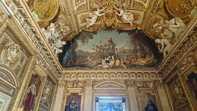 この部屋は特に美術館の雰囲気ではなく、ベルサイユ宮殿みたいでした。