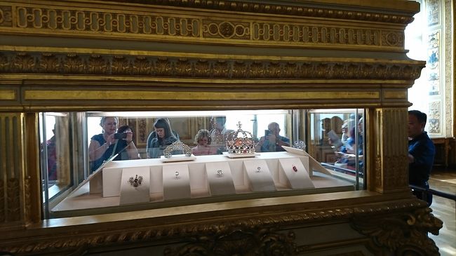 王冠や食器類など高そうなものばかり