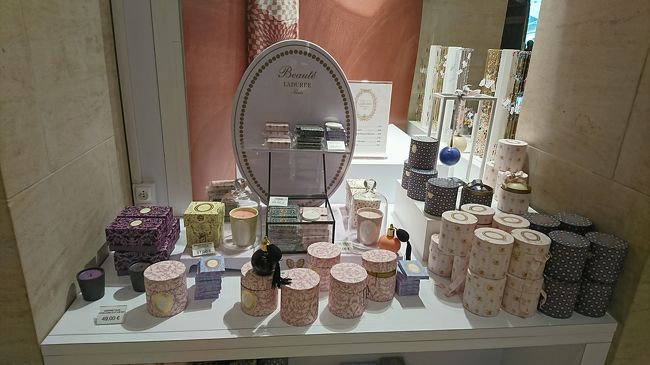 LADUREEのものもありました。