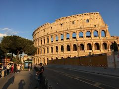 コロッセオに到着しました。
なんと、紀元前72～75に建造されています。
帝政ローマの経済的繁栄
このような残虐なエンタテインメントを要求したローマの人たち
中に入ると分かりますがこの建物を実現させた技術の高さ(コロッセオは、大きさは長径188ｍ、短径156ｍ、外周壁の高さ49ｍの楕円形の建物)
などを教えさせてくれます。

ーーーーーーーーーーーーーー
コロッセオを見ていると、ブリューゲル(父)の描いた「バベルの塔」(1563年作  ウィーン美術史美術館蔵)を思い起こします。
これだけ大きな建造物はブリューゲルが「バベルの塔」の中に描いたような建築技術で建てられたのでしょうか？


1551年のアントワープの画家組合(ギルド)である聖ルカ組合の記録に、ブリューゲル(父)の加入登録が記述されています。
そして、その年にブリューゲル(父)は当時の美術の中心であったイタリアに「絵の勉強」で3年間の旅行をしています。

夕陽に照らされたコロッセオの壁面、圧倒的存在感、ブリューゲル(父)もこのコロッセオを見たこと、そして強い印象を受けたのではないかと思いました。
16世紀(ブリューゲル(父)が旅行した頃)にはコロッセオはローマの代表的な観光スポットになっていました。

ーーーーーーーーーーーーーーー
ローマがキリスト教弾圧の時代からキリスト教への信仰へと変わると残酷な殺し合いの闘技場としてのコロッセオの使命は終わっていきます。
放棄されたコロッセオに、12世紀には一般人が住み着き、家畜も飼われていました。



広場でギターの演奏していました。
夕焼けのコロッセオにふさわしいメロディでした。

https://youtu.be/nZCCIYtyUC4