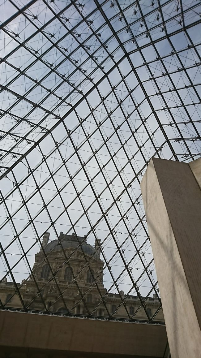 ピラミッドの下から上を見たら、ルーブルの建物が見えて。