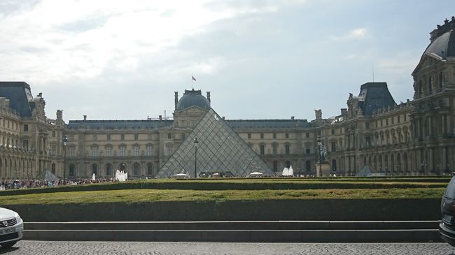 ツアーの予定には入っていなかったけど、添乗員さんがなんとか配慮してくれて、外に出てピラミッドの写真をとることができました。