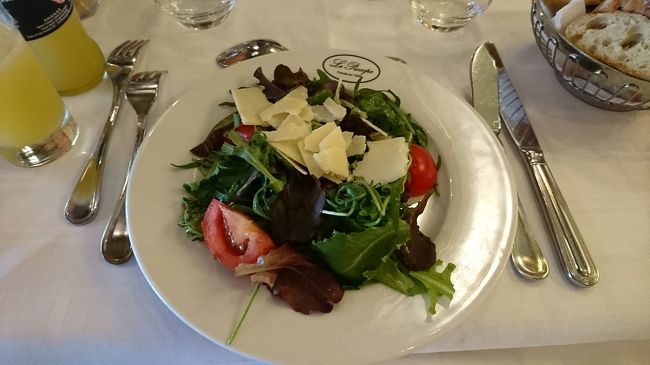 サラダです。チーズにはずれがないです。