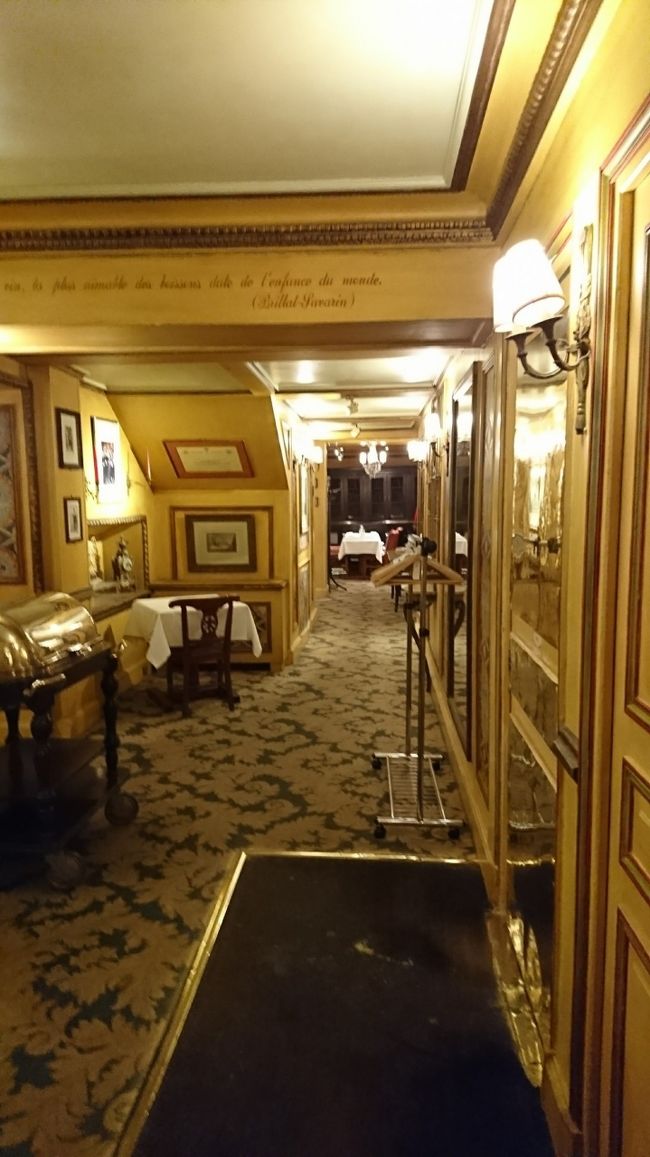 トイレに行く途中も、お店ではなく、自宅に招待されている連想をしまうような店内でした。