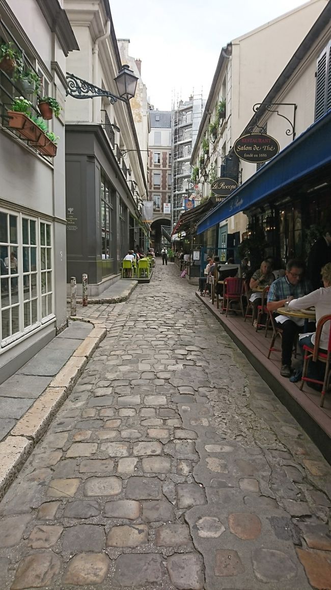 店の裏には、パサージュと言われる雰囲気のある通りになってます。お店がたくさんあり、テラスで食事したりできるようです。<br />ベルサイユ宮殿に向かいます。