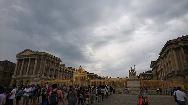 ベルサイユ宮殿にやってきました。昨日まで、かなりいい天気に恵まれていたのですが、今日は雨が降るとのこてで、ベルサイユ宮殿にきたら、雲が出始め、すこしポツポツ雨が落ちることもありました。