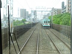 上り線はそろそろ朝の通勤ラッシュが始まっている。
ということで優等列車も含め、ほとんどこの型の電車ばかりとすれ違うようになる。