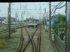 安武駅を通過。

この単線区間には途中２つ駅があるが、いずれもこのように高速で通過できるような配線になっている。