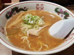 旭川ラーメン梅光軒で最後の一杯。
隣の一幻は行列。
こちらも関西の醤油とは少し違っていて美味しかったです！
店員さんも愛想がよくて、感じよかったです。