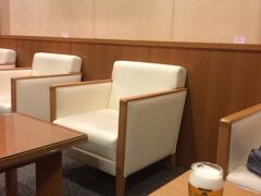 旅のはじまりはセントレア。

大韓航空のラウンジに入ります。
今回の旅、ベトナム航空(35000円)で、せっかく安いチケットが買えたので、有償アップグレードをしようか考えていた時に、「Delta Amex Gold」を知りました。

年会費は26000円ですが、sky teamの航空会社なら
・優先チェックイン
・荷物のPriority扱い
・ラウンジ利用　　　　

などができます。これは便利かも！？
さっそく加入をしてみました。

なので、sky teamの大韓航空のラウンジです。知ってはいましたが、窓がない。
窓がないと、時間もわからないような感覚になってしまい苦手。
