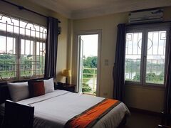 ホテルは、
Heart Hotel、River view room指定。

Booking.comでホテル検索をして、このホテルが気に入り、予約しました。
窓の外には、ホアンキム湖が広がります。

ただ、ベランダのドアは半透明なので、閉めると湖が見えません。