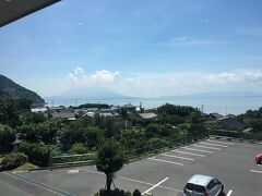 霧島市福山の黒酢の話。
福山には8軒の黒津業者さんがあるそうで、有名なのがかくいださんと、もう1件壺畑さんという老舗。
検索しながらこの2軒は何が違うのか、比較したブログを探したのですがあまり見つからず、結局2軒行って比べてみました。

壺数としては老舗の壺畑さんのほうが大きいそうですが（5万と言ったかな）、お土産は断然桷志田さん（坪数は2万か3万だと聞いた。）
本当は壺畑さんの壺畑を見たかったのですが、この日は平日だったので展望エリアには入れず！＞＜これはかなり悲しい。
裏口にも回ってみたけどだめでした・・・

壺畑さんは映像スペースで黒酢の紹介をしていて、かくいださんは営業さんが説明をしてくれて、仕込み時期ごとにほんのちょこっとづつ壺から試飲もさせてもらえます。
壺のあるエリアも歩かせてもらえました。

かくいださんのほうが観光や宣伝に積極的なのはインターネットでぐぐればすぐわかると思います。
義母も鹿児島ツアーで訪れたことがあるそう。あと、健康飲料にも力を入れていました。
とは言え、かくいださんの黒酢製品はどれも試食試飲できるし、味は確かにおいしいし、行って楽しかったのはかくいださんでした。
あとインスタでかくいださんのタグをつけたら、営業さんがコメントくれました（笑）ここまで営業されると逆に気持ちいいわ。
ちなみに2軒は車で10分程度の距離です。