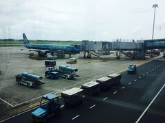 ハノイに到着しました！

ベトナム航空カラーの空港風景にテンションが上がります。