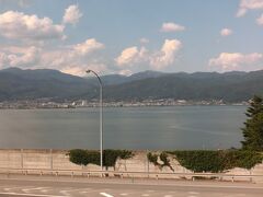 ゆったりの席に座り、関西へ向けバスは走る

諏訪湖が見えた