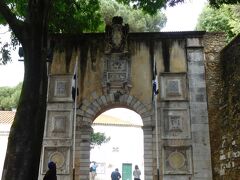 　まずはサン・ジョルジェ城 (Castelo de Sao Jorge)　に向かいます。フィゲイラ広場から737番バスに乗り、Casteloで下車します。最後がかなり急な坂なので、途中までしか行けない市電でなく、お城前まで行くバスに乗って正解です。