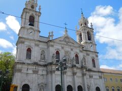 　目の前にある白亜のエストレラ大聖堂 (Basilica da Estrela)は、1790年、ポルトガル女王ドナ・マリア1世が息子の誕生を祝って建てた教会です。