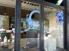 　休んだ後は近くのヴィスタ・アレグレ（Vista Alegre）でショッピングタイム♪
　さんざん迷った末、荷物が重くなるのを避けることを優先し、定番のVianaのパン皿2枚だけ購入しました。（21.8ユーロ）

　＜ショッピング情報＞
　　ヴィスタ・アレグレ(陶器）Vista Alegre
　　 Largo do Chiado 18, Lisbon 1200-108, Portugal (シアード & カルモ) 
　　 +351 21 346 1401 
　　10:00-20:00、Baixa-Chiado駅1分
　　ポルトやリスボンの絵のお皿：53.5ユーロ、33.5ユーロ
　　CASTELO BRANCO：
　　　　Bread & Butter Plate 12.50, Dessert Plate 15.10, Dinner Plate 20.70
　　Viana：
　　　　Bread & Butter Plate 12.10, Dessert Plate 14.50, Dinner Plate 19.80