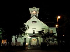 札幌で最も有名な観光スポットである時計台は、札幌農学校の演舞場として明治11年に建設されたもので、重要文化財にも指定されています。