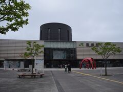 レトロな市電「ハイカラ號」で函館駅前にやってきました。
この駅舎のすぐ後ろは函館湾が広がっているんですよねーー。
天気が良ければ函館湾クルーズもしたかった！