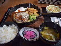 まずはお昼ご飯ナイフとフォークということで、大沼牛のハンバーグがあるレストランへやってきました。
周囲は巨大なあんかけ焼きそばを食べていて、それにも惹かれたけど、ここは大沼ということで、大沼牛に軍配が上がりました！