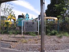 終点、烏山のひとつ手前の滝駅に到着します。

滝という駅名は、すぐ近くにある「龍門の滝」に由来しています。
その龍門の滝の下から見上げたアングルで列車を撮影する事が出来る撮影名所として有名です。