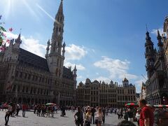 そしてグランプラス！！

太陽の光が差し込む青い空の下に堂々と建つ市庁舎の姿は存在感があります！