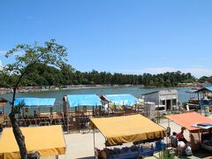 駐車場から徒歩約10分で、天王祭が開催される天王川公園の丸池に到着。既に祭りの準備が進んでいた。

天王川公園は都市公園で、その中心にある丸池は、佐屋川の支流だった天王川の名残り。江戸時代に土砂の堆積が進んだため川をせき止めて入江とした部分だそうだ。

つまり、天王川は川とは言うものの、今は丸池を中心とした池になっている。