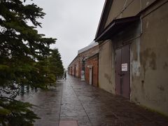 ベイエリアに金森赤レンガ倉庫街にやってきました。
海からの風の影響を受けるからか真冬のような寒さっ！
そのせいかあまり人が歩いていない?!