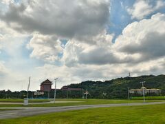 市内サイクリングに川沿いに・・・。

大佳河濱公園まできました。
川沿いがサイクリングコースに整備されているので
走りやすいです。

対岸には、円山の高級ホテルが見えてます