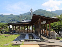諏訪湖畔には無料で利用できる足湯もあり