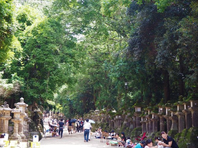 参道では、写生会でしょうか、画家さんがたくさん。