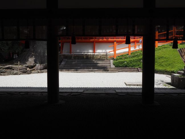 幣殿・舞殿（へいでん・ぶでん）から御廊（おろう）が見えます。