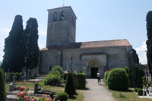 畑の中に建つロマネスク寺院　ヴァルカブレール聖堂。<br />手前が墓地になり、糸杉があって・・といたって平凡に見える寺院なのだが・・