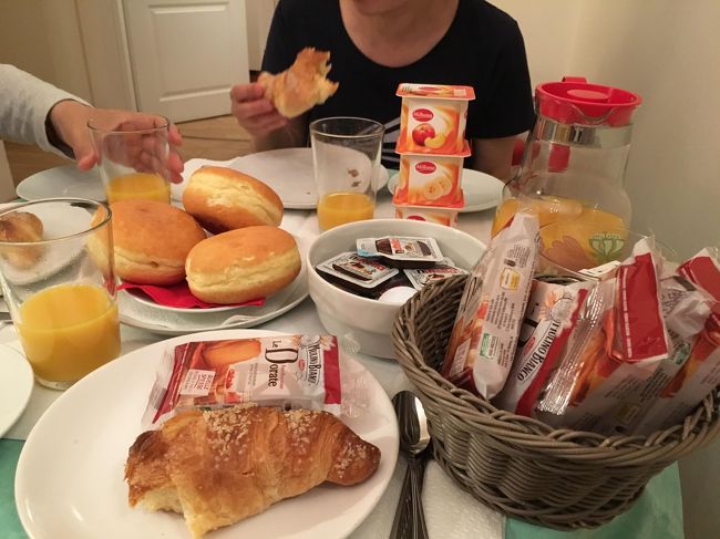 「ラ・ジランドーラ」での朝食。<br />大きくはないテーブルにオレンジジュース、ラスク、甘いドーナツ、ヨーグルト、ジャムやバターなどが入った容器と所狭しと置いてあります。私達は三人だったので、コーヒーとホットクロワッサンのお皿が３つ乗って大変でした。<br />このクロワッサンは一口かじってからの写真です。相変わらずおいしかった。この後欲張ってドーナツまで食べてお腹いっぱい。