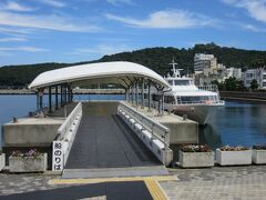 （６）洲本ポートターミナル（洲本港）

　船を降りたら、目の前に建物があります。迷いようもない。

　短時間で切断されちゃうけど、Free WiFi あり。ありがたいことです。



＜注意事項＞

(a) ターミナル内の地図がない。どこに何のカウンターがあるのかわからない。行先別に切符売り場が違う。レンタカーはどこで申し込むのか。さっぱりわからない。

(b) いろんなチラシや情報がポートターミナル内のいろんなところに散逸している。所轄があるんだろうけどね、客にはわかんない。だから、必要なパンフレットが見つかるまでいろいろ探し回る必要あり。

(c) ポートターミナルを出たら、どこに向かえばいいのかわからない。高速バスセンターとか洲本市街地へ歩いていくのに、右に行けばいいのか、左へ行けばいいのか、わからない。（ちなみに、左です。スーパーマルナカに向かって歩くと、高速バスセンターが見つかります。）

(d) 街からポートターミナルに歩いてきても、入口がどこなのか、表示が小さく、わかりにくい。１度オフィス入口に入ってしまい、間違えました。