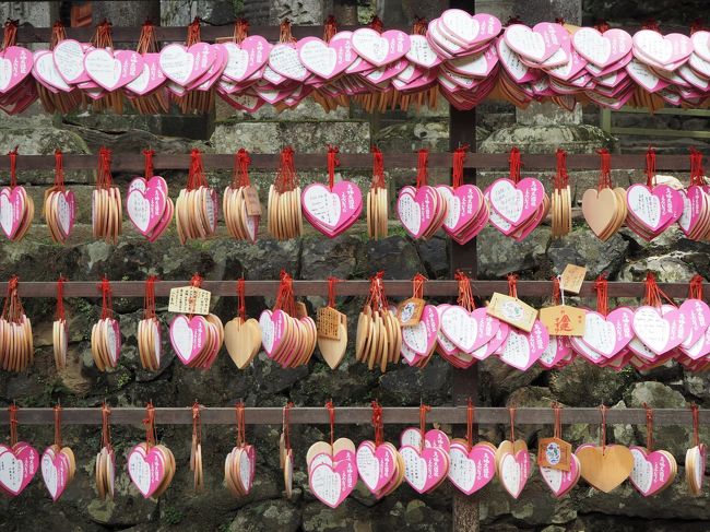 杓子も良いのですが、近年はハート絵馬も増えています。