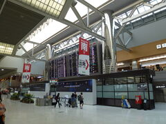 旅の始まりは成田空港から。
成田まではTHEアクセス成田で行きます。
1,000円で1時間ちょっとで成田空港へ。
ほぼ満席でした。

成田空港でのチェックインは3時間前からRカウンターで始まります。