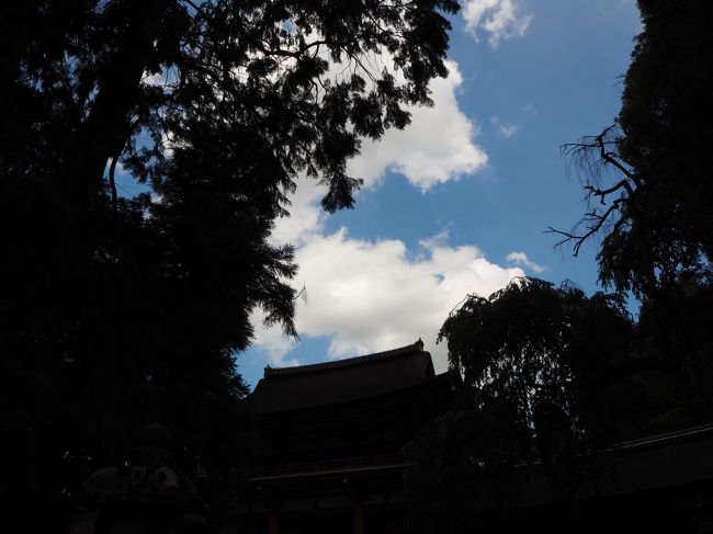 南門が、思いっきりシルエット。
