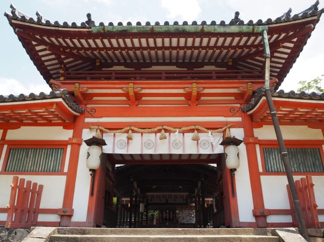 その近くに手向八幡宮の楼門が。