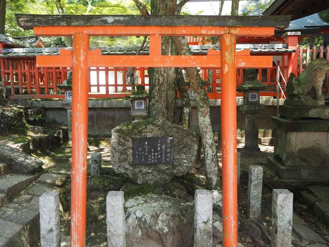 そちらの方へ行くと、菅原道真公のお座りになったといわれる石が。<br />その後ろに官公の歌碑が。<br />「このたびは幣もとりあへず手向山　紅葉の錦神のまにまに」です。