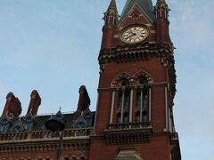 7：45にはチェックアウトをして駅へと向かいました。

今日の移動の為にユーロスターの発着駅、セント・パンクラス駅から近いホテルにしていました。

歩いて5分ほどだったので楽ちん♪
日曜日の移動だったので、地下鉄移動だと本数も少ない上に運休も多くなるので不安要素が沢山...。

駅に近いホテルにしておいて正解です。
