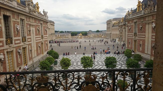 2階の窓から、正面の門がみえます。