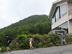 高峰高原ホテルと背後には高峰山。
小雨がぱらついています。