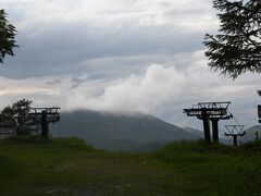 池の平湿原の駐車場からは湯ノ丸高原側に下ります。
こちらは狭いながらも舗装道路です。
湯の丸スキー場の最上部で湯ノ丸山を眺めます。