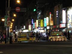 台北は意外とレストランが早く閉まる印象がある。
そのための夜市なのかな。

結局、お店の前からまたタクシーに乗って、昨日行った寧夏路夜市へ。
寧夏路夜市はグルメの夜市として知られていて、美味しいものが多いそうだ。