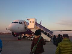 関空発7：15の便に乗るため、クルマで神戸空港まで行き5：30始発の船に乗ってバスに乗り継ぐ。第2ターミナルは早朝から大混雑。荷物を預けるのに出発便毎に列を作って受け付ける形式で、なかなか受付をしてくれず焦った。預けた後も保安検査が大行列。出発時刻が迫ったため、優先レーンを通って何とか間に合った。